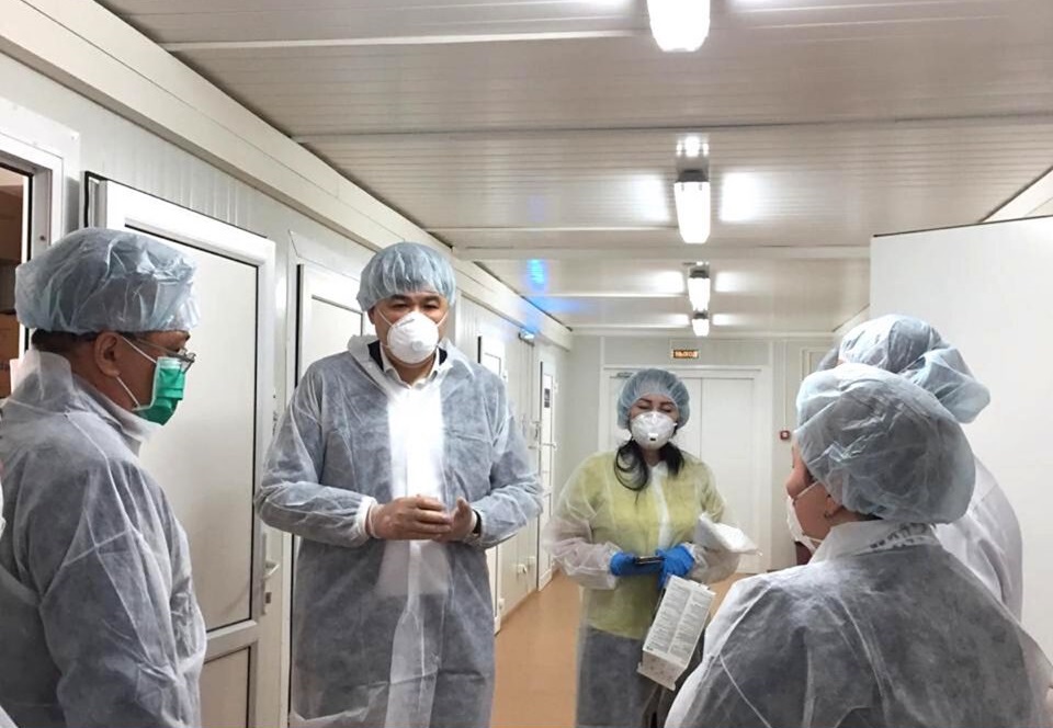 ەلجان ءبىرتانوۆ الماتىداعى COVID-19-دان ەمدەلىپ جاتقان  ناۋقاستارمەن كەزدەستى