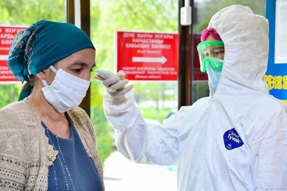 شىمكەنتتە  2 700-دەن استام دارىگەر الدىڭعى شەپتە ىندەتپەن كۇرەسۋدە