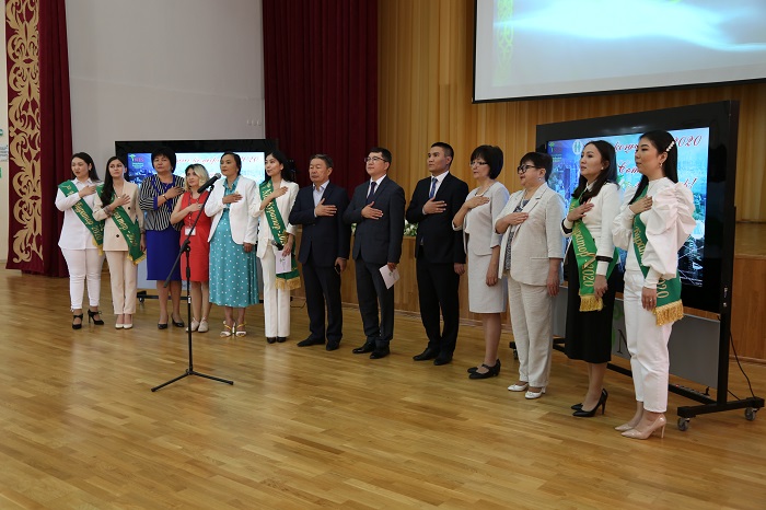 ديماش قۇدايبەرگەن مەكتەپ ءبىتىرۋشى تۇلەكتەردى قۇتتىقتادى