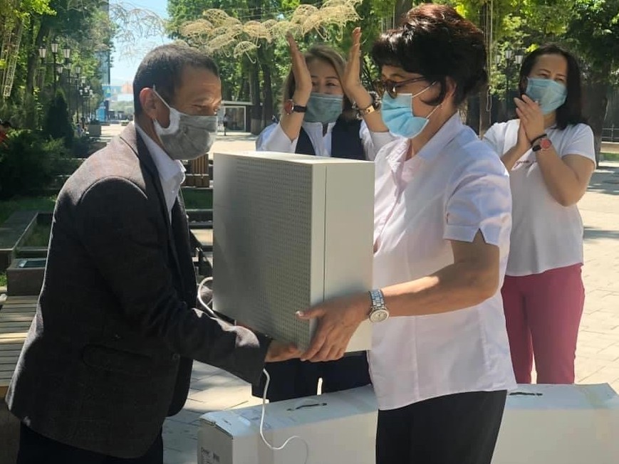 شىمكەنتتە مەديتسينا قىزمەتكەرلەرىنە اۋا تازارتقىش قۇرىلعىسى تاراتىلدى