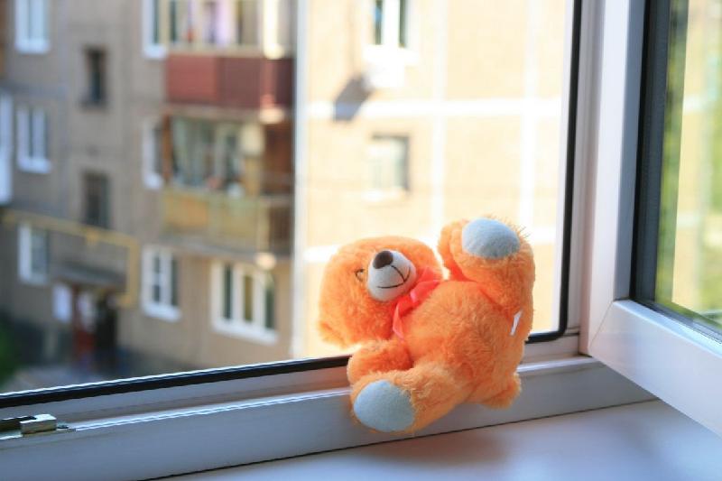 بالانىڭ تەرەزەدەن قۇلاۋىنا جول بەرمەۋ ءۇشىن نە ىستەۋ كەرەك؟