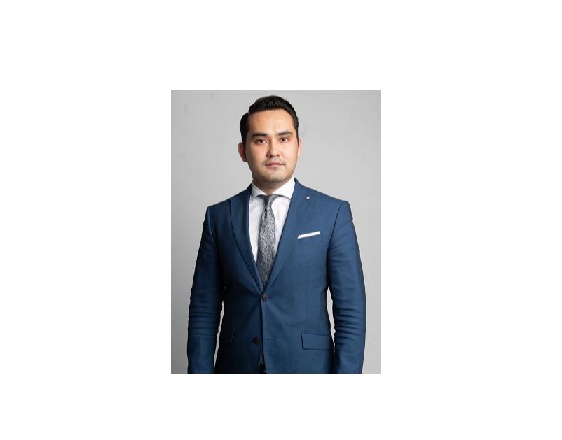 كابينەتىن مۇعالىمدەرگە بەرگەن ديرەكتور