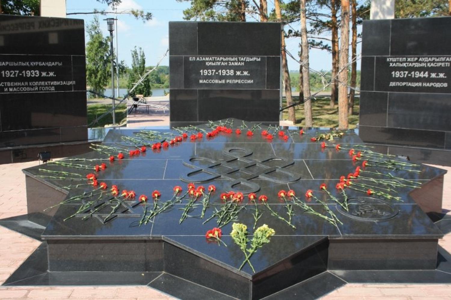 پاۆلودار: «ماڭگى ەسىمىزدە» دەگەن ءسوز 40 تىلدە جازىلعان