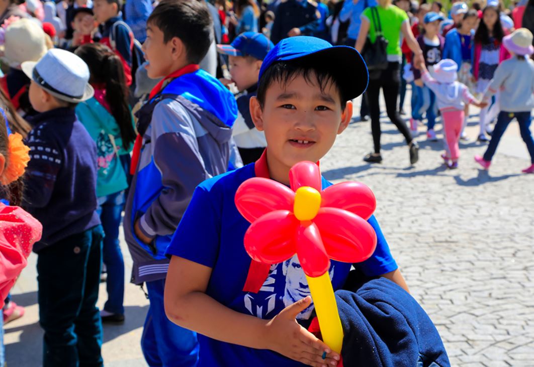 اقتوتى رايىمقۇلوۆا بالالاردى قورعاۋ كۇنىمەن قۇتتىقتادى
