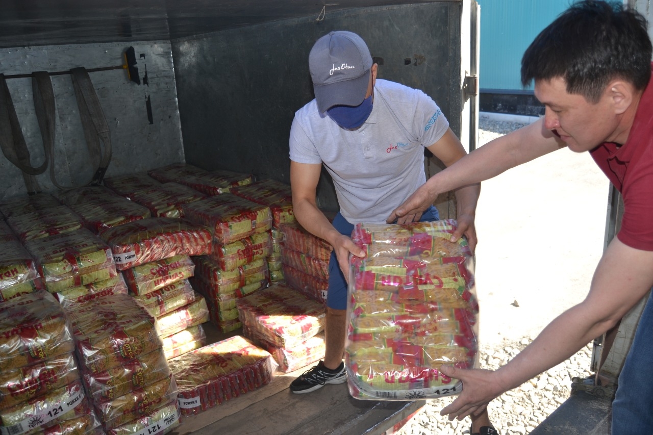 اقمولالىقتار ماقتاارالداعى اعايىنعا كومەك كورسەتىپ جاتىر