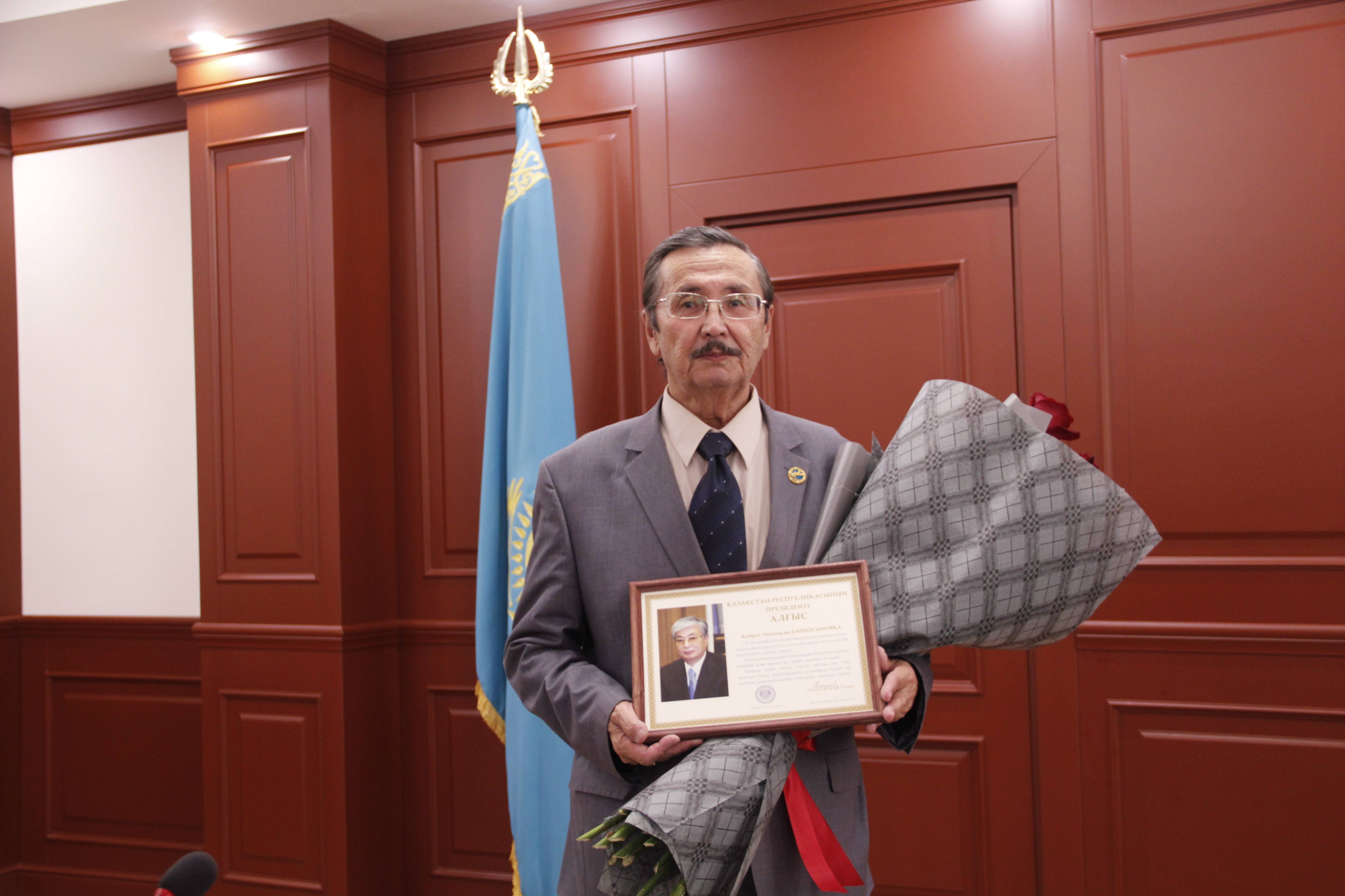 اقتوتى رايىمقۇلوۆا قايرات بايبوسىنوۆتى مەرەيتويىمەن قۇتتىقتادى