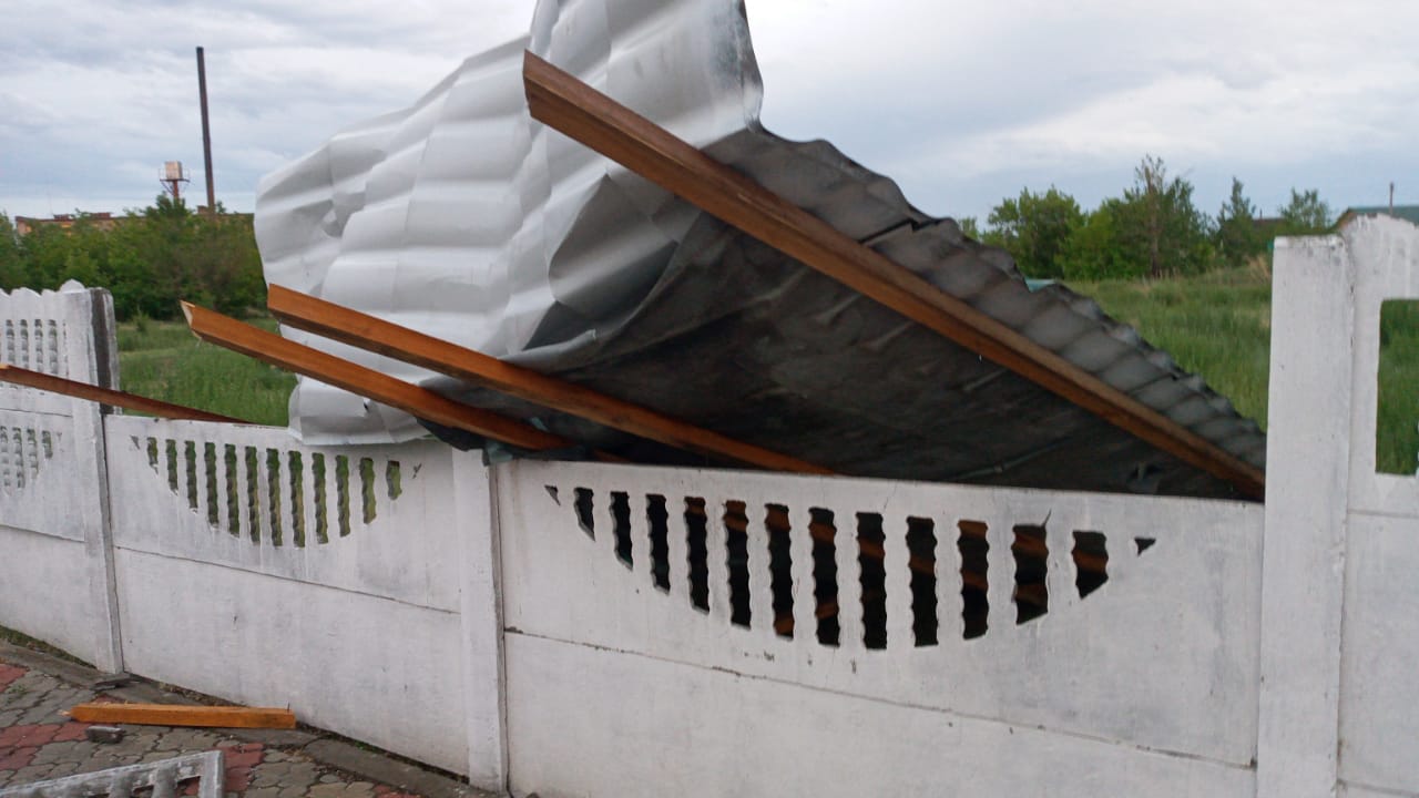 پاۆلودار وبلىسىندا قاتتى جەلدەن شاتىرلار ۇشتى