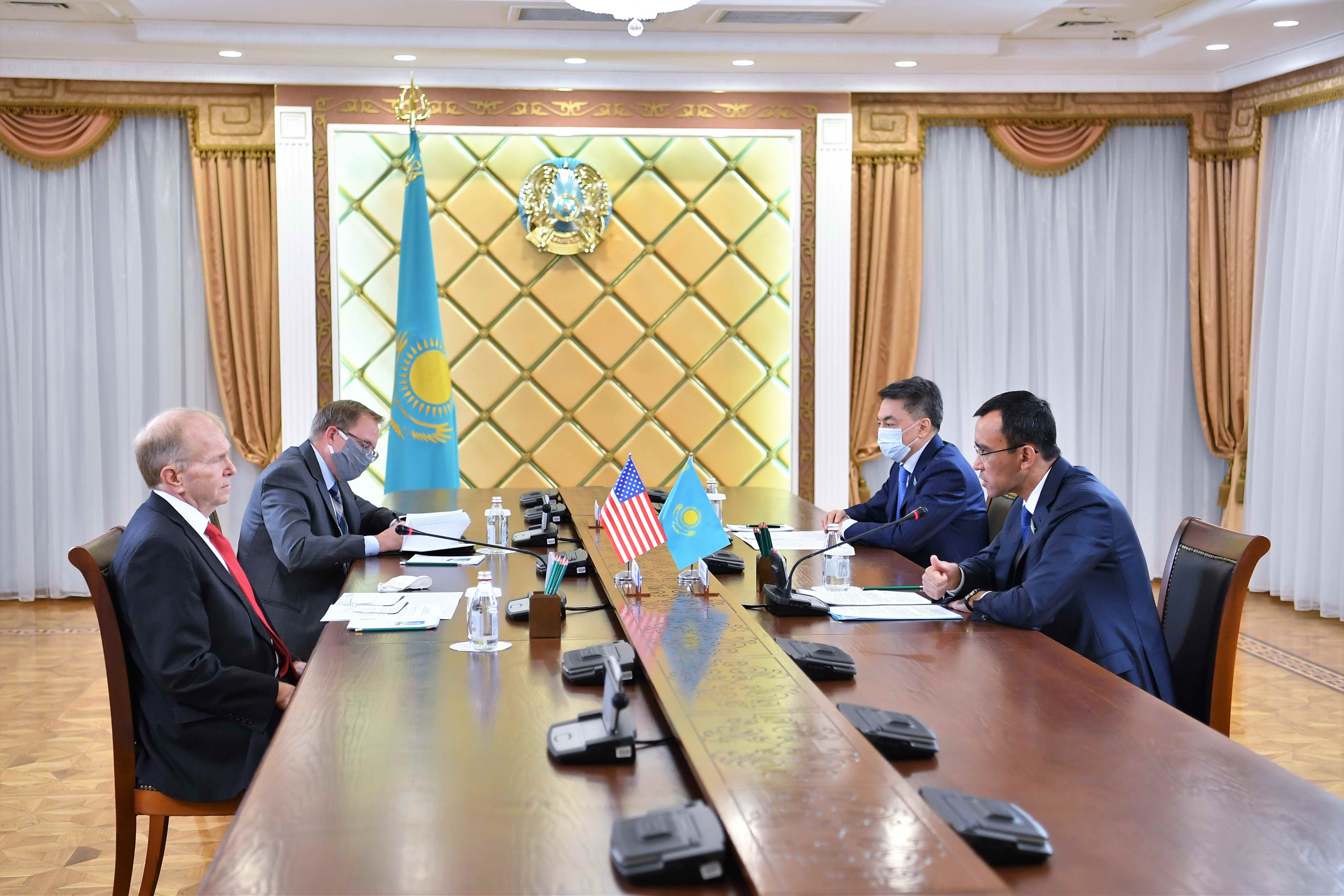 سەنات توراعاسى اقش ەلشىسىمەن كەزدەستى