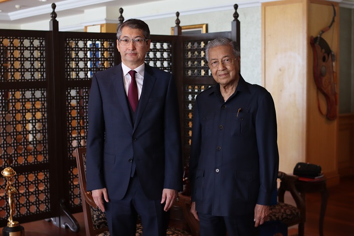 قازاقستان ەلشىسى مالايزيانىڭ كورنەكتى مەملەكەت قايراتكەرىمەن كەزدەستى