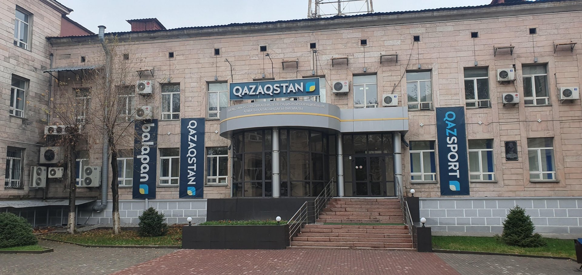 "Qazaqstan" ۇلتتىق ارناسى قىزمەتكەرلەرىنىڭ ىندەت جۇقتىرعانىن راستادى