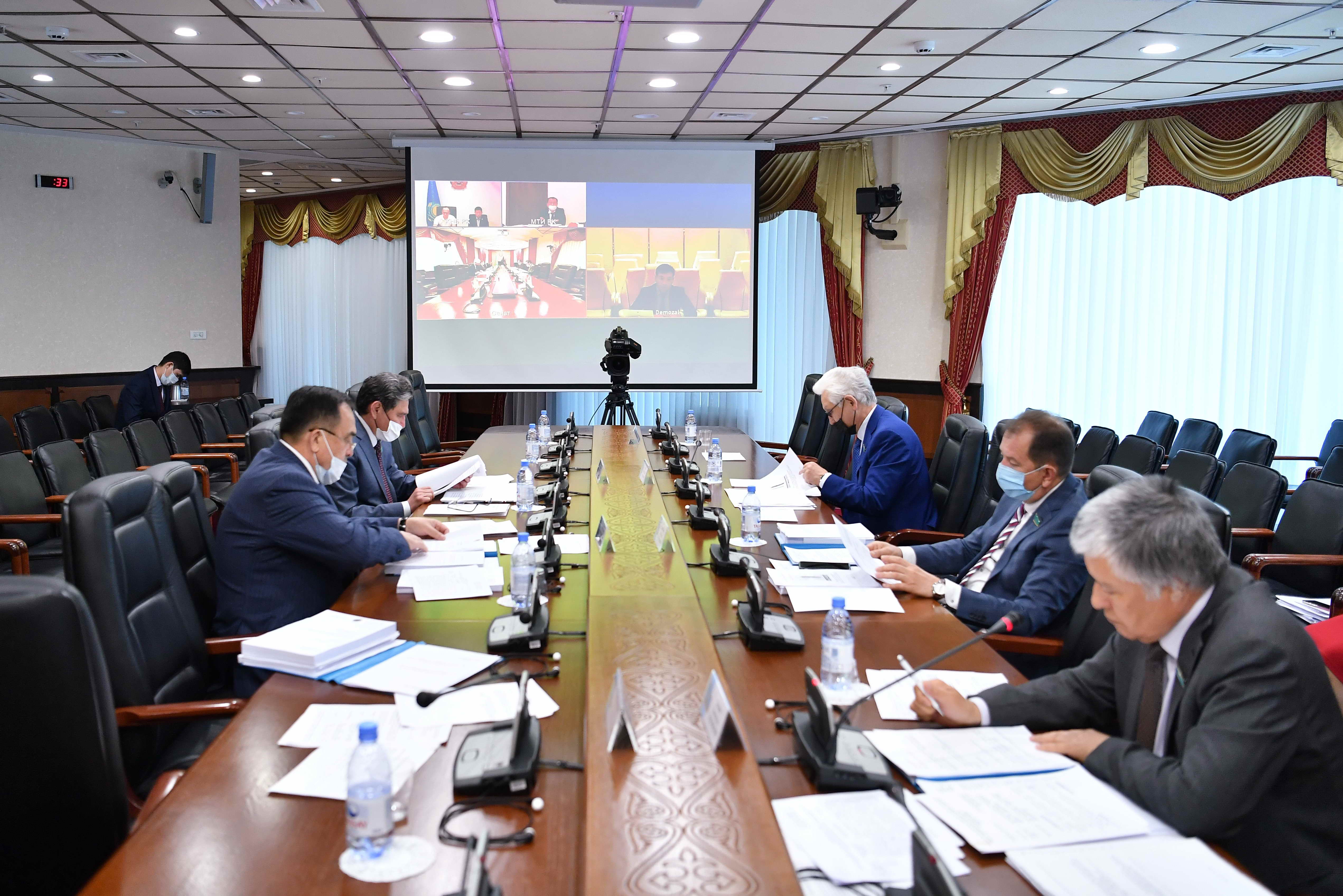 سەناتورلار تۇتىنۋشىلار قۇقىعىن قورعاۋعا قاتىستى زاڭ جوبالارىن قارادى