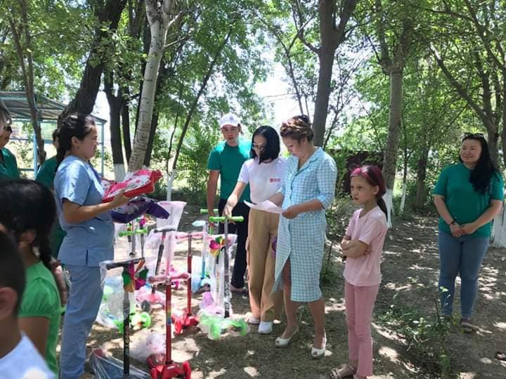 تۇركىستاندا "بولاشاق" تۇلەكتەرى بالالارعا سمارتفون تارتۋ ەتتى