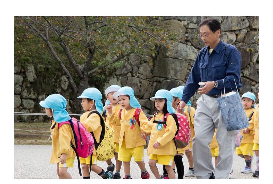 جاپون بالاباقشاسى مادەنيەتتى ادام بولۋدى ۇيرەتەدى