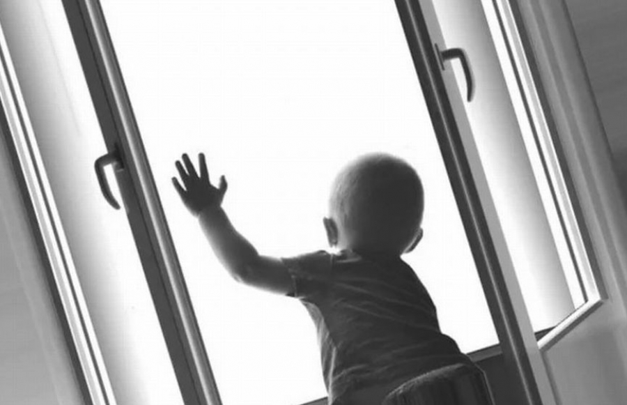 اتىراۋدا ەكى جاسار بالا تەرەزەدەن قۇلادى