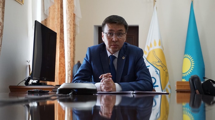 ورالدا تۇلەكتەر اكىممەن ونلاين كەزدەستى