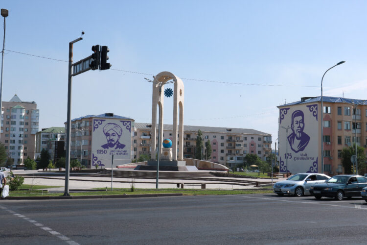 تارازدا اباي مەن ءال-فارابي بەينەلەنگەن مۋرال سالىندى