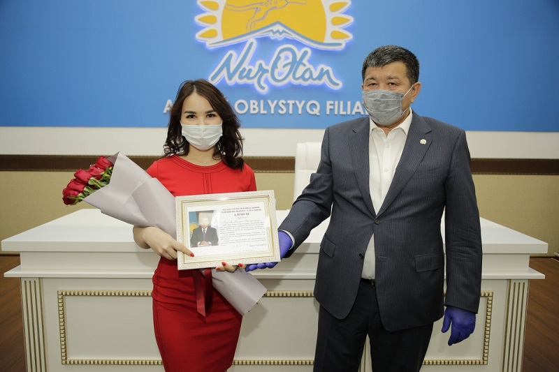 اتىراۋلىق ۆولونتەرلار ەلباسىنىڭ العىس حاتىنا يە بولدى