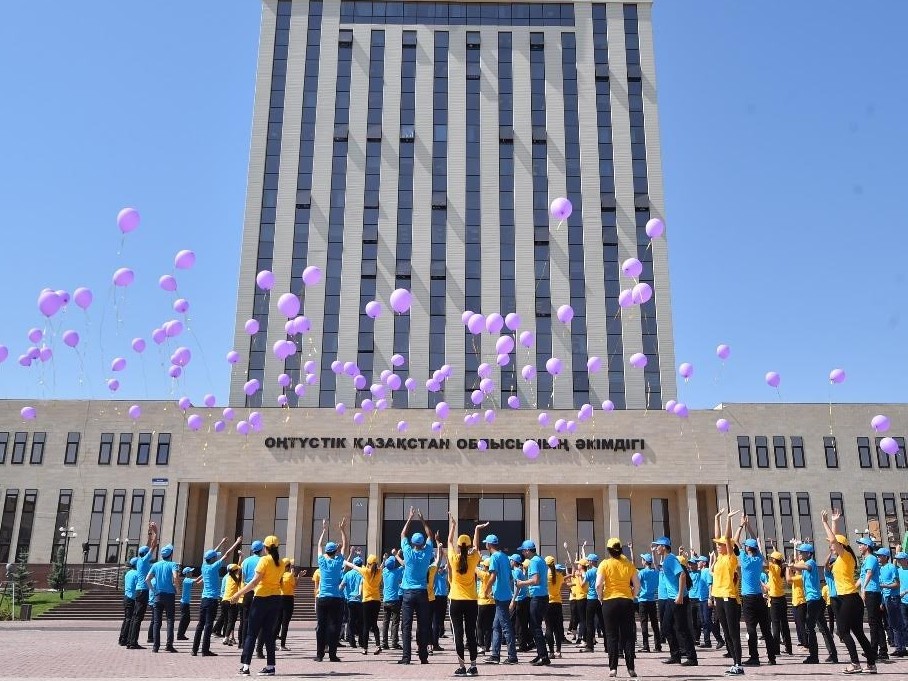 مەملەكەتتىك قىزمەتكەرلەردىڭ جارتىسى - ايەلدەر