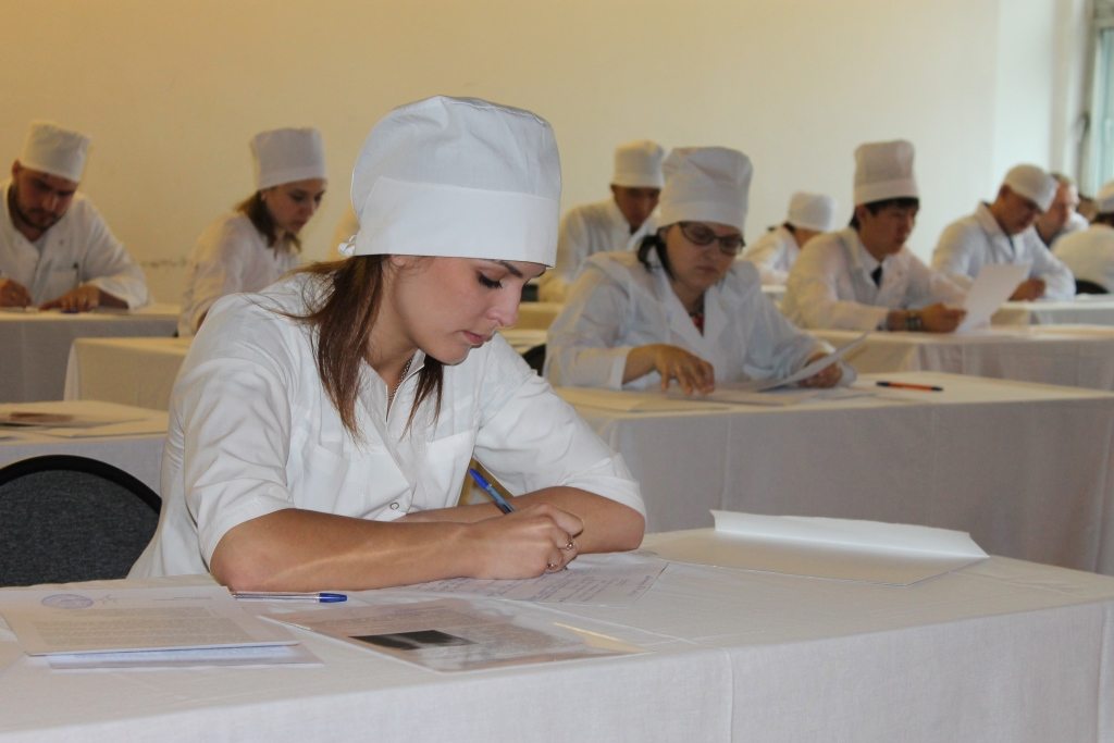 ساۋلە قاسەنوۆا: ءبىزدىڭ جامان دارىگەر بولۋعا قۇقىعىمىز جوق