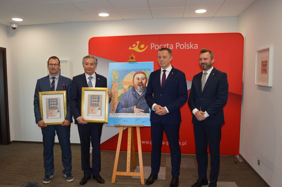 اقىل-وي الىبىن ارداقتادى (پولشادا ابايدىڭ 175 جىلدىق مەرەيتويىنا وراي پوشتا ماركاسى شىعارىلدى)