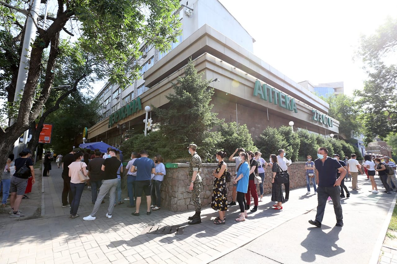 الماتى اكىمدىگى مەن فارماتسەۆتەر ءدارى-دارمەك ماسەلەسىن شەشۋگە ۋاعدالاستى