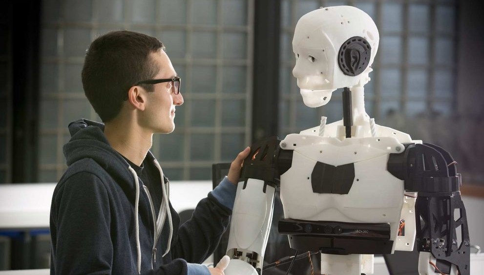 Gamer Holt Production كومپانياسى ادامعا بەت-الپەتى قاتتى ۇقسايتىن روبوت جاسادى