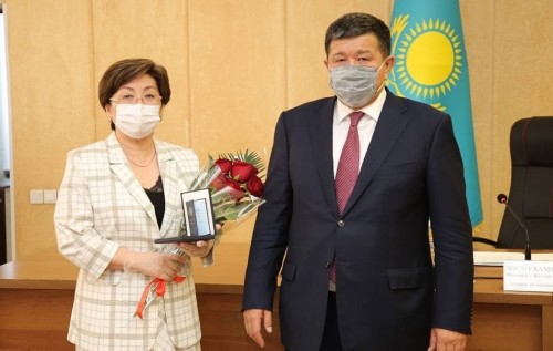 اتىراۋدا مەديتسينا قىزمەتكەرلەرىنە ماراپات تاپسىرىلدى