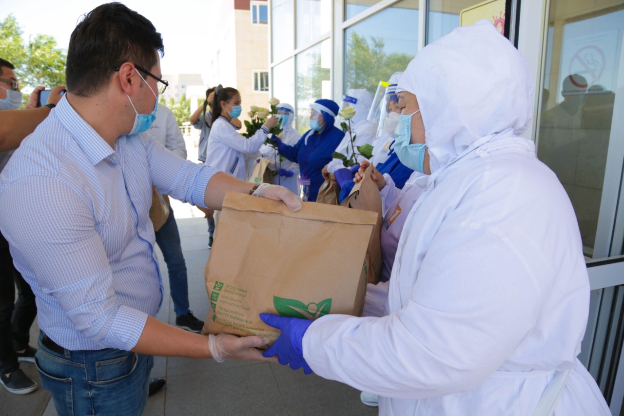 ەرىكتىلەر دارىگەرلەردى «دەنساۋلىق پاكەتىمەن» قۋانتتى
