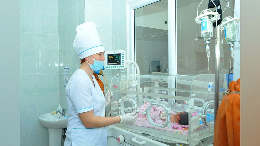 ەمحانا دارىگەرلەرىنىڭ باقىلاۋىندا