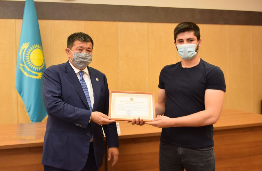 راحمەت ساعان, دارىگەر!