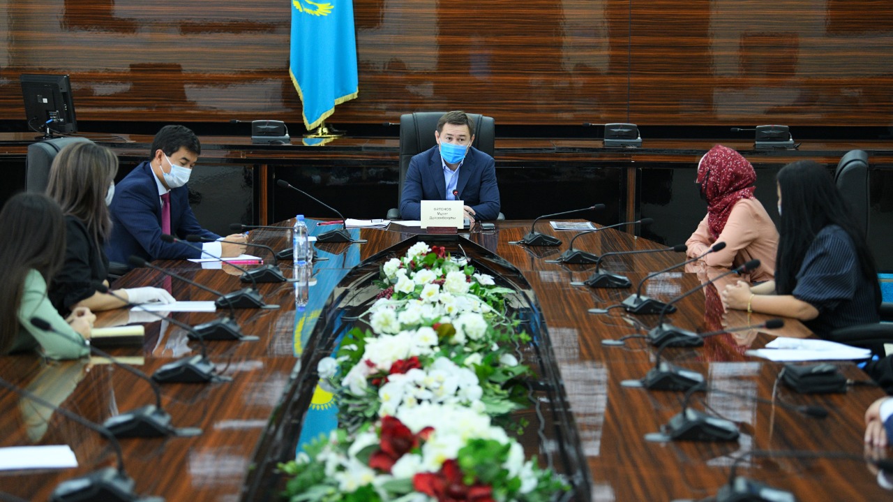 مۇرات ايتەنوۆ ۆولونتەرلەرمەن كەزدەستى