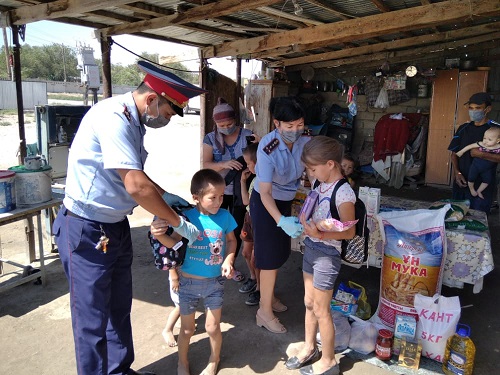 قايىرىمدى پوليتسەيلەر كوپبالالى وتباسىنا كومەك كورسەتتى