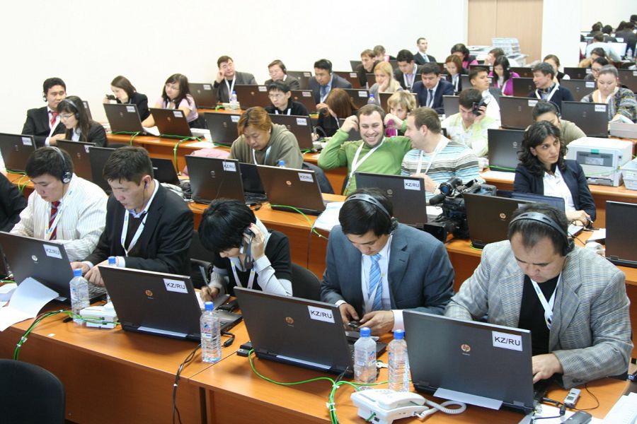 سۋرەتتە: ەقىۇ&nbsp; سامميتىنەن حابار تاراتقان وتاندىق جانە شەتەلدىك باق وكىلدەرى