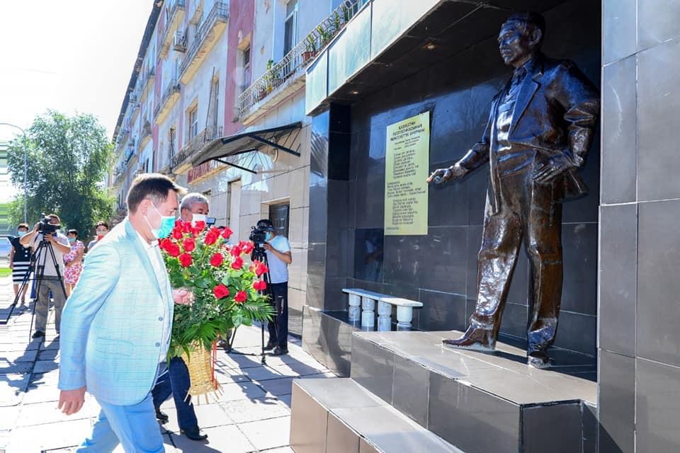 شىمكەنتتە ءشامشى قالداياقوۆتىڭ ەسكەرتكىشىنە گۇل شوقتارى قويىلدى