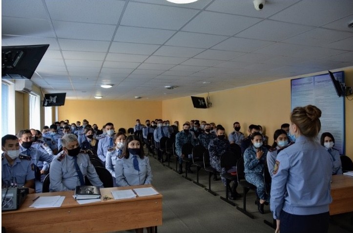 ارداگەرلەر جاس قىزمەتكەرلەرمەن كەزدەستى