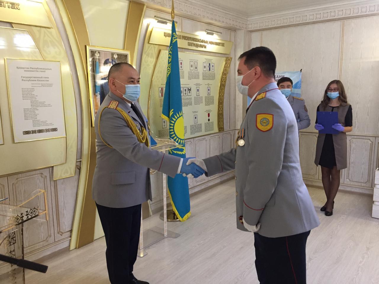 قوستانايدا 30 ادامدى ورتتەن قۇتقارعان پوليتسەي ماراپاتتالدى