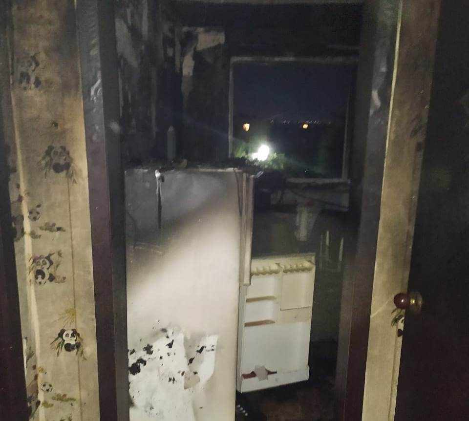 ەكىباستۇزدا جانىپ جاتقان پاتەردەن ەس-ءتۇسسىز جاتقان ءۇش ادام تابىلدى