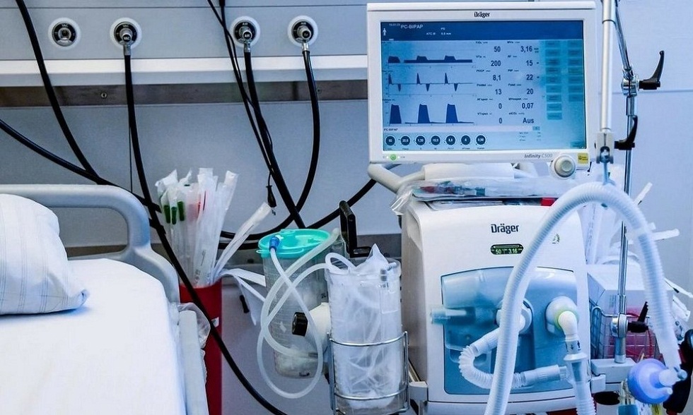 كوروناۆيرۋس جۇقتىرعان 25 ناۋقاس وكپەنى جاساندى جەلدەتۋ اپپاراتىندا جاتىر