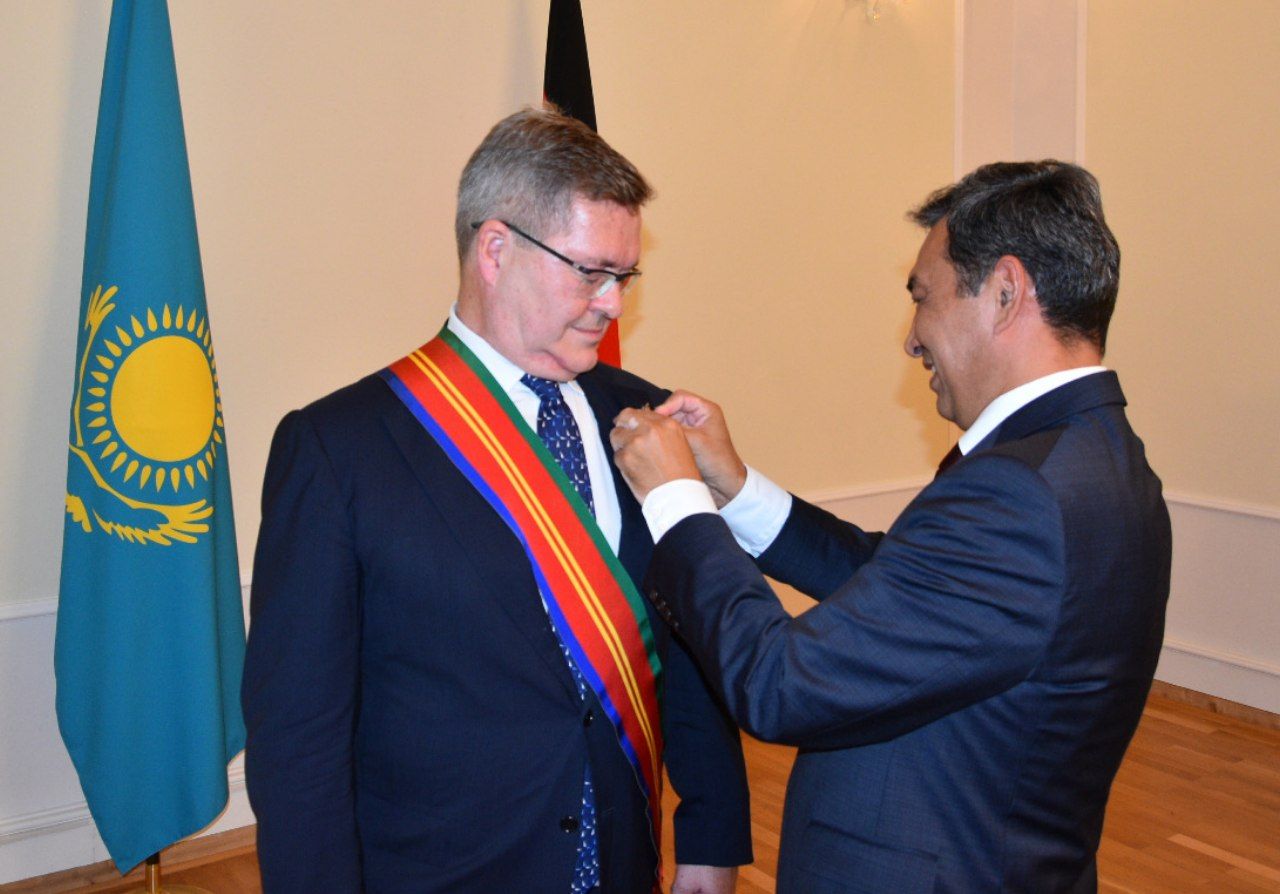 قازاقستان-گەرمانيا ىسكەرلىك كەڭەسىنىڭ ەكس تەڭ توراعاسىنا "دوستىق" وردەنى تابىستالدى