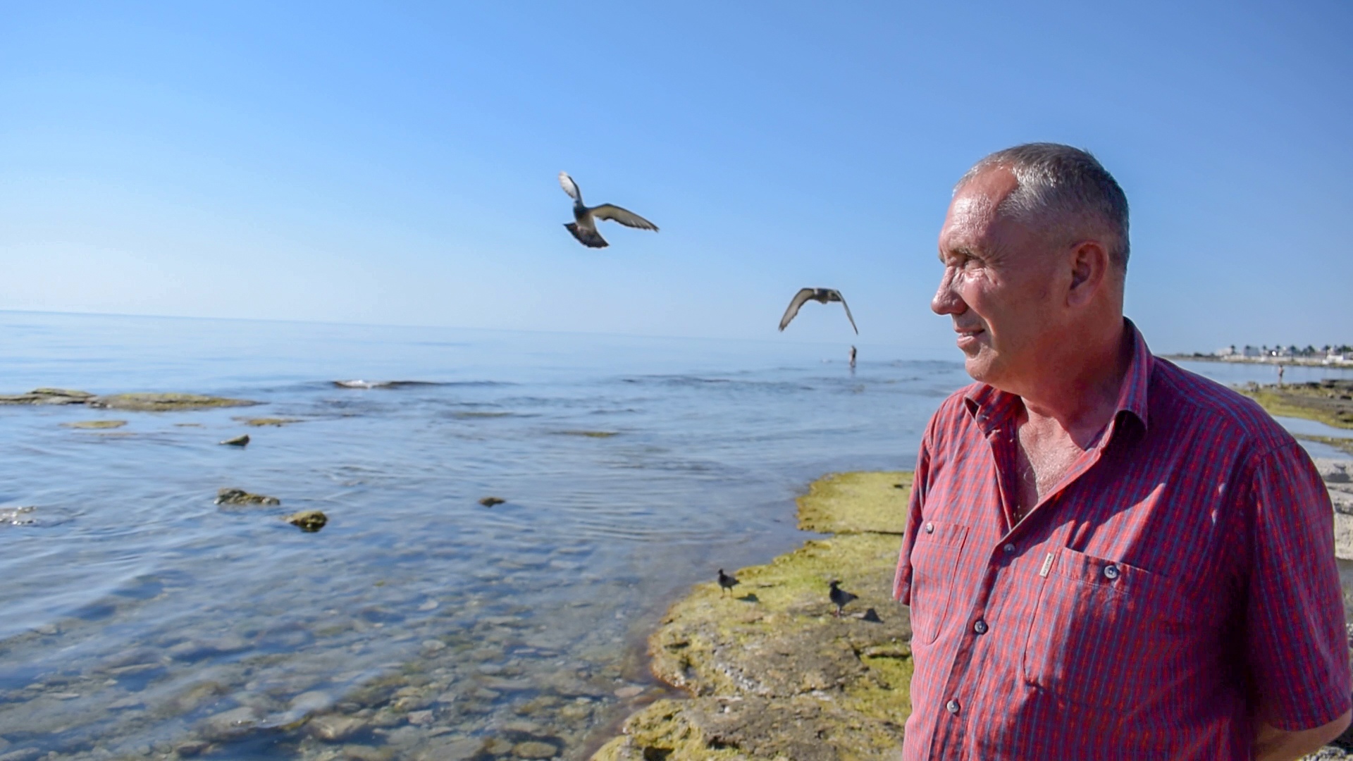 ادامدار تەك تەلەفونعا ءۇڭىلىپ وتىر – 20 جىلىن تۇرمەدە وتكىزگەن ازامات بوستاندىققا شىقتى