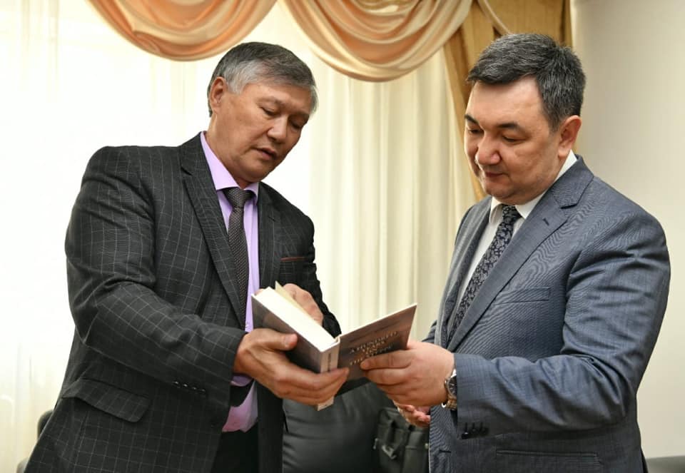 "ماناس" داستانى قازاق تىلىندە جارىق كوردى