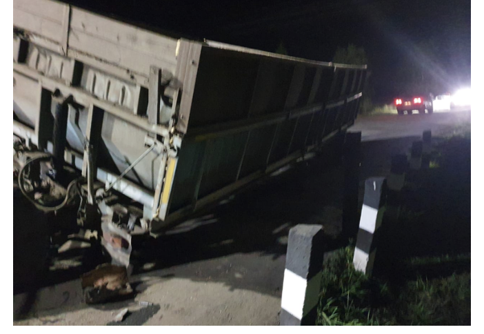 سىنعان تراكتور تەمىرجول وتكەلىندە تۇرىپ قالدى