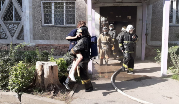 الماتىدا ورتەنگەن پاتەردەن 3 ادام قۇتقارىلدى