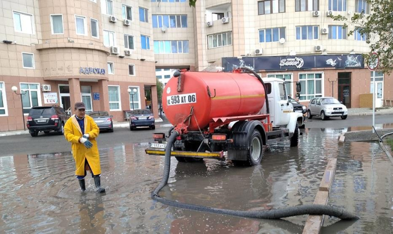 اتىراۋدا 1000 تەكشە مەتردەن استام سۋ سورىلدى