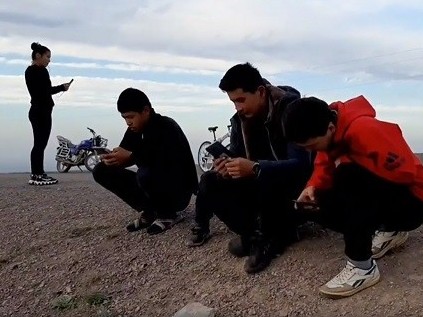 ينتەرنەتسىز اۋىلدىڭ وقۋشىلارى قالاي ونلاين وقىپ جاتىر؟