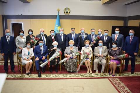 اتىراۋدا ءبىر توپ ازامات مەرەكەلىك مەدالمەن ماراپاتتالدى