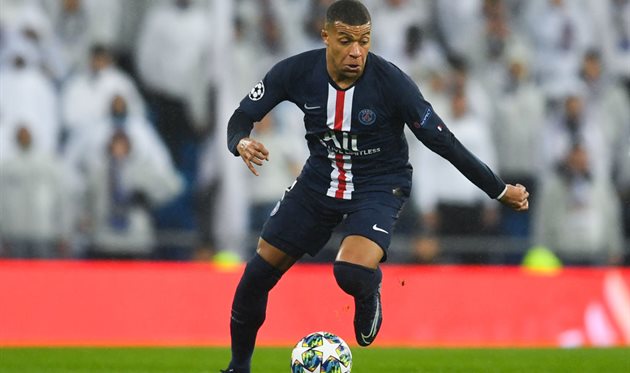 مباپپەگە كوز تىگىپ وتىر