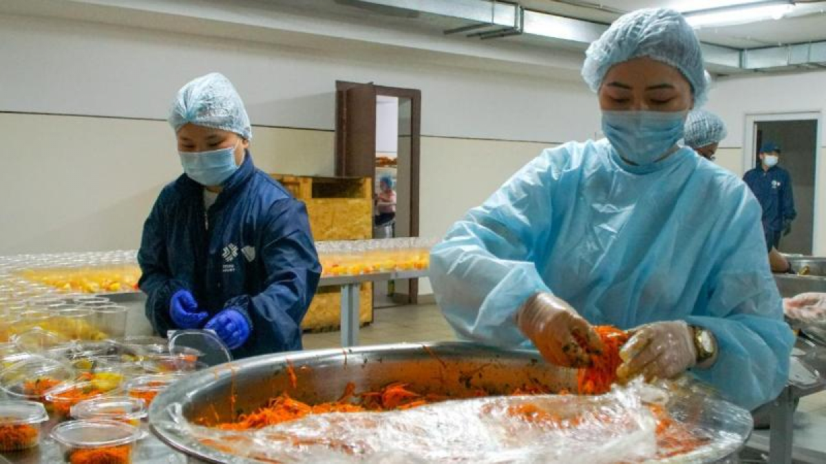 پاندەميا كەزىندە تەگىن ىستىق تاماق ۇيىمداستىردى