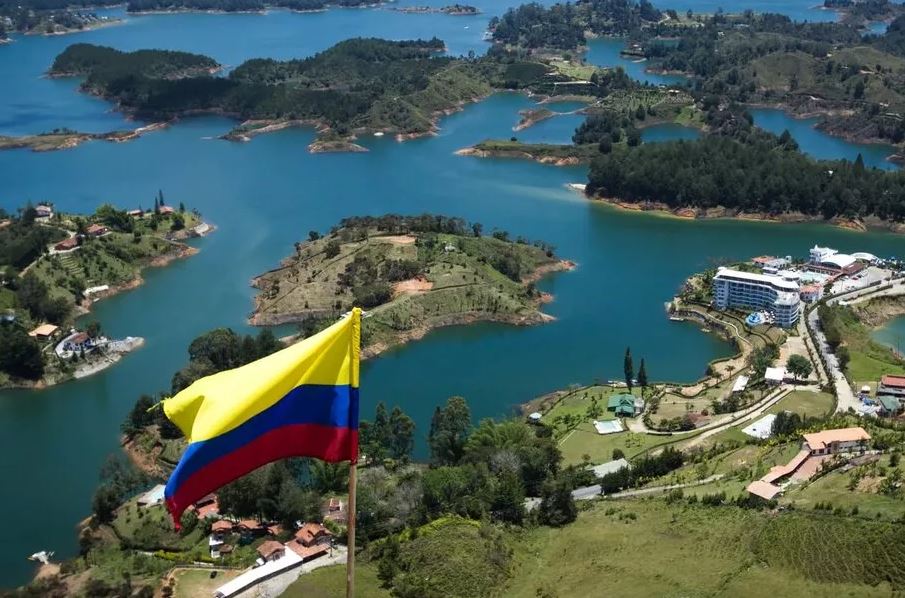 كولۋمبيا COVID-19-بەن كۇرەستە ءدىڭ جاسۋشالارىن قولدانباق