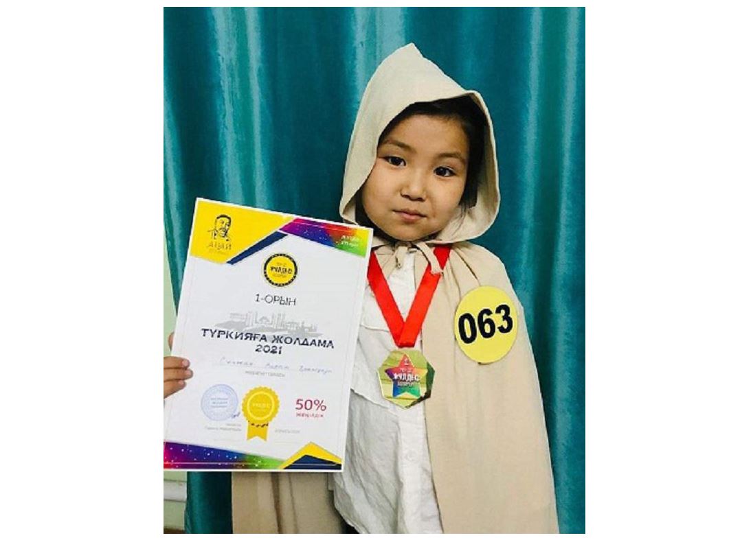 بەس جاسار بالدىرعان اباي ولەڭىن جاتقا وقىپ, جۇلدە الدى